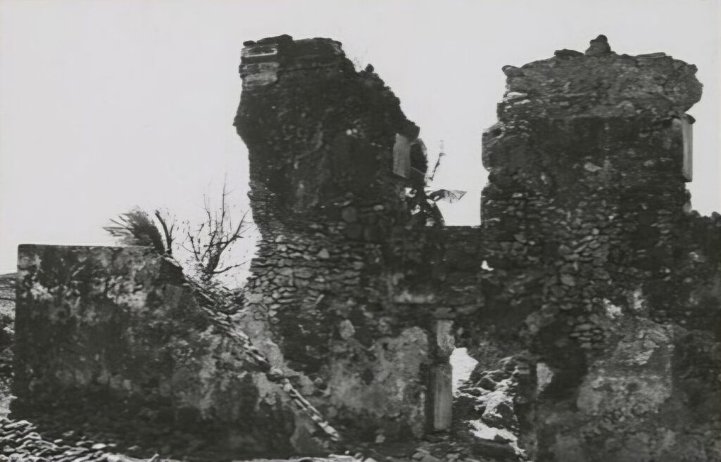 Ruines du palais de Fumɓoni en 1973 ©️ Georges Boulinier & Geneviève Boulinier-Giraud / Musée du Quai Branly