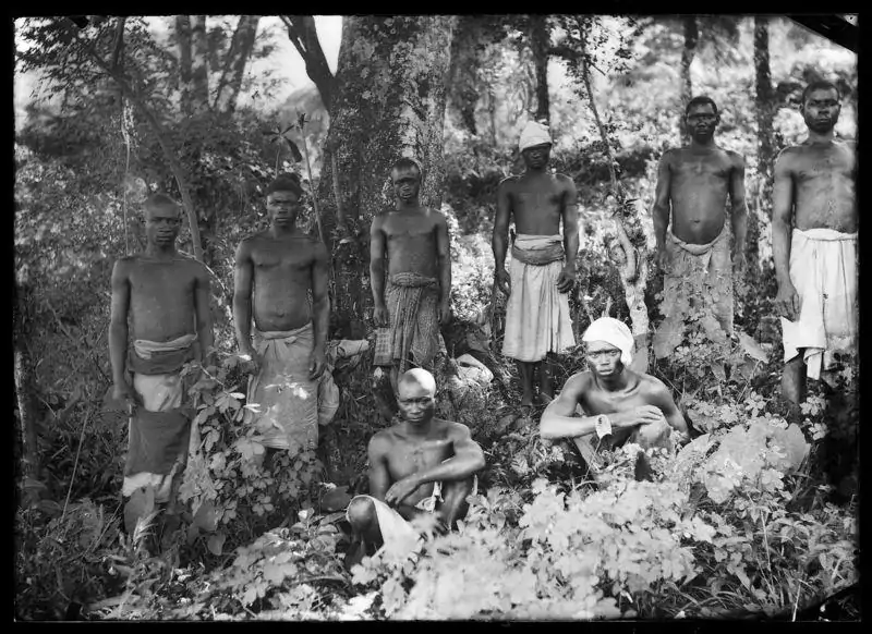 Travailleurs d'origines serviles en forêt, à Ngazidja après 1884. Image prise par le colon français Léon Humblot.