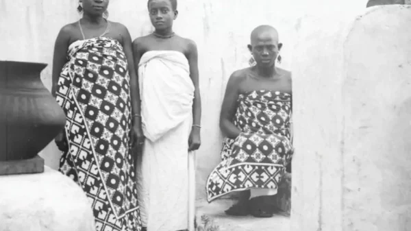 Groupe de Comoriennes domestiques de Mme Delpit dans sa maison, à Mroni. Image prise par le colon français Henri Pobéguin en octobre 1898.