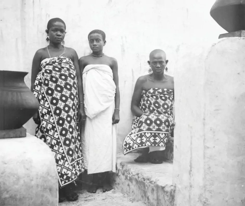 Groupe de Comoriennes domestiques de Mme Delpit dans sa maison, à Mroni. Image prise par le colon français Henri Pobéguin en octobre 1898.