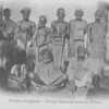 Groupe d’anciens esclaves dits "Makua", photographié à Ndzuani.