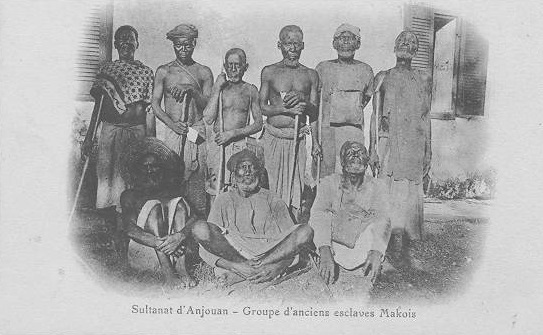 Groupe d’anciens esclaves dits "Makua", photographié à Ndzuani.