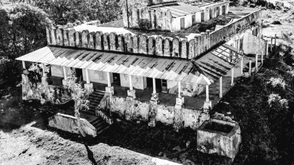 Le palais Ɗarini, aujourd’hui en ruines, situé à Ɓamɓao Mtsanga, où fut signé le traité du 10 octobre 1882 ©️ ONTC