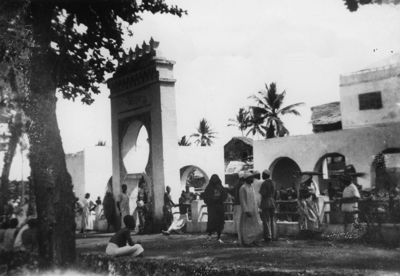 Le marché de Mroni, en 1955 ©️ Pierre Coudert/ECPAD