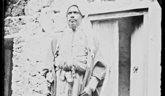 Portrait de sultan Saïd Ali wa Saïd Omar de Ngazidja devant son palais, à Mroni, 1884 ©️ MNHN