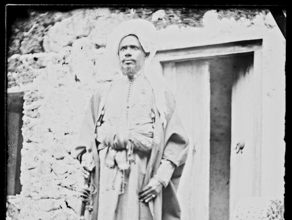 Portrait de sultan Saïd Ali wa Saïd Omar de Ngazidja devant son palais, à Mroni, 1884 ©️ MNHN