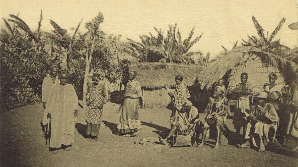 D’anciens esclaves dits « Makua », photographiés à Mwali en 1924, dansant en tenant des mɓiwi entre leurs mains.