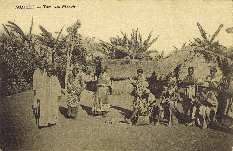 D’anciens esclaves dits « Makua », photographiés à Mwali en 1924, dansant en tenant des mɓiwi entre leurs mains.