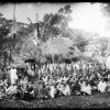 Rassemblement d’une population d’origine servile, des travailleurs « engagés », le 1er janvier à Nyumɓadjuu, une plantation appartenant au colon Léon Humblot. Photographie prise entre 1890 et 1896. © ANOM