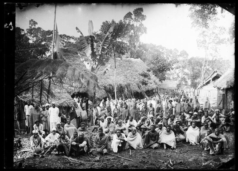 Rassemblement d’une population d’origine servile, des travailleurs « engagés », le 1er janvier à Nyumɓadjuu, une plantation appartenant au colon Léon Humblot. Photographie prise entre 1890 et 1896. © ANOM