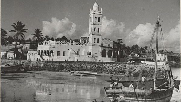 Vue du Kalaweni (port aux boutres) et de la mosquée du Vendredi à Mroni, 1948-1949 © Robert G. Lisan / ANOM