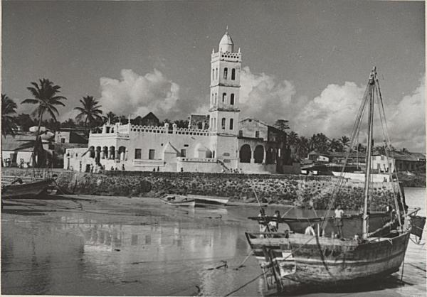 Vue du Kalaweni (port aux boutres) et de la mosquée du Vendredi à Mroni, 1948-1949 © Robert G. Lisan / ANOM