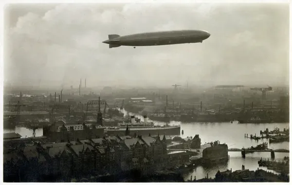 Un Zeppelin survolant le port de Hambourg dans les années 1920. © Mary Evans