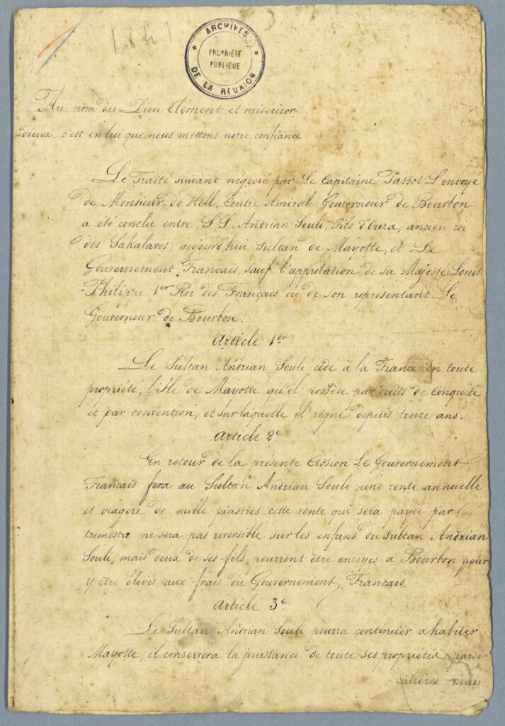 Un exemplaire de la version française du Traité du 25 avril 1841, traduite par Vincent Noël, avec l’ajout post-édition des signatures comoriennes figurant dans la version arabe. (1)