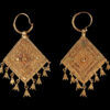 Paire de boucles d’oreilles en or, collectée aux Comores à la fin du XIXᵉ siècle par Pobéguin. © Musée du quai Branly