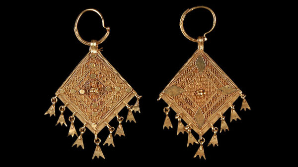 Paire de boucles d’oreilles en or, collectée aux Comores à la fin du XIXᵉ siècle par Pobéguin. © Musée du quai Branly