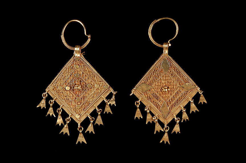 Paire de boucles d’oreilles en or, collectée aux Comores à la fin du XIXᵉ siècle par Pobéguin. © Musée du quai Branly