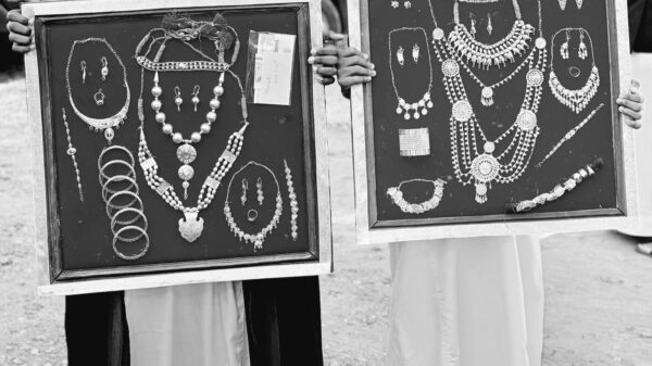 Une déambulation dans les rues de Mroni, en juillet 2025, à l’occasion d’un mtrio ɗahoni, avec deux mitao contenant des bijoux en or constituant le ipamkono, que le mari offre à la mariée. © Uta-Fiti/Oustadh Padré