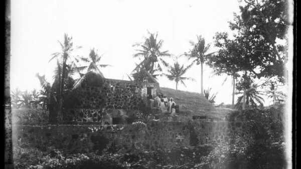Des hommes perchés en hauteur sur une portion du fort de Mroni, en 1884 ©️ MNHN