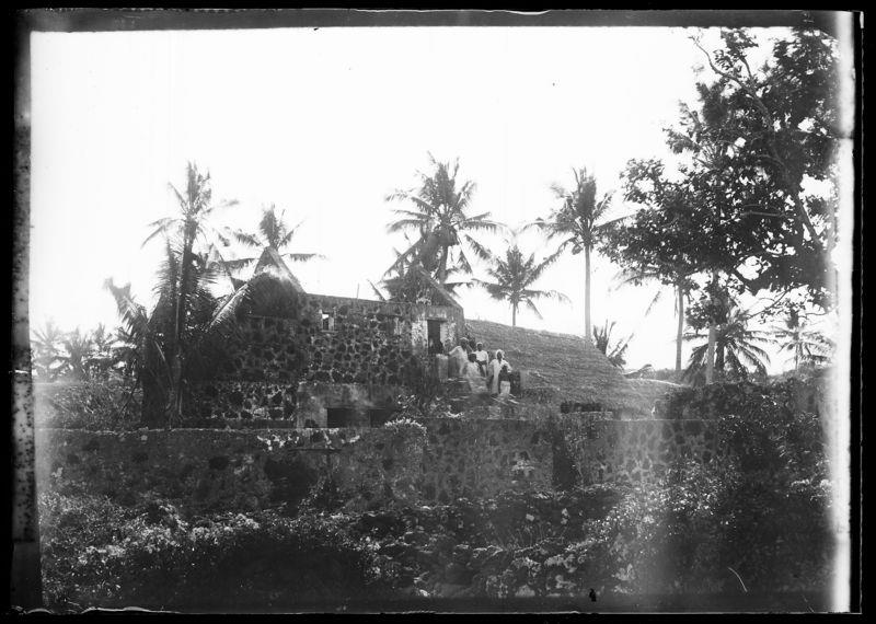 Des hommes perchés en hauteur sur une portion du fort de Mroni, en 1884 ©️ MNHN