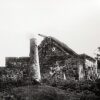 L’une des vieilles mosquées de Fumɓuni, accompagnée des tombeaux anciens des sultans du Mbadjini, dont certains se distinguent par des colonnes caractéristiques, réservées à ceux morts sur le trône. Photographie prise par le colon français Henri Pobéguin en mars 1898.