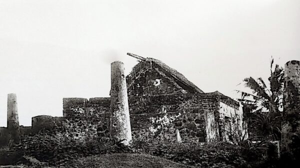 L’une des vieilles mosquées de Fumɓuni, accompagnée des tombeaux anciens des sultans du Mbadjini, dont certains se distinguent par des colonnes caractéristiques, réservées à ceux morts sur le trône. Photographie prise par le colon français Henri Pobéguin en mars 1898.