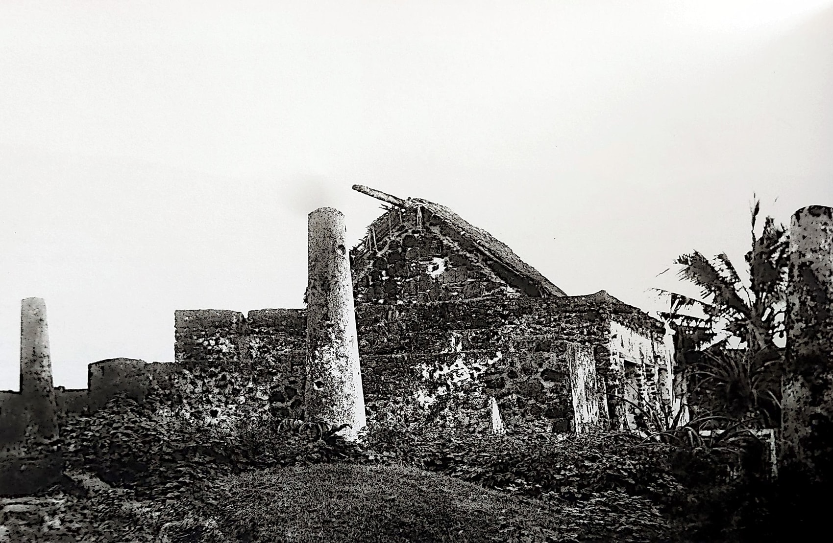 L’une des vieilles mosquées de Fumɓuni, accompagnée des tombeaux anciens des sultans du Mbadjini, dont certains se distinguent par des colonnes caractéristiques, réservées à ceux morts sur le trône. Photographie prise par le colon français Henri Pobéguin en mars 1898.