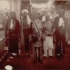 Au centre de l’image, le jeune prince Salim bin Abdallah de Ndzuani apparaît richement décoré. Il arbore quatre croix de l’Étoile de Ndzuani sur le côté gauche de sa veste ainsi qu’une grand-croix portée au cou. Il pose, en 1883, sur le pont d’un navire aux côtés d’une délégation de cinq dignitaires. © Smithsonian Institution